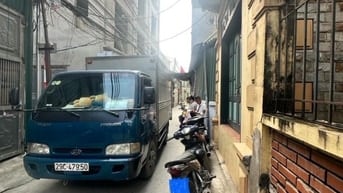 Bán Nhà Mặt Ngõ Ôtô Tải Trách Xe Máy