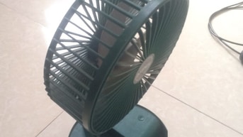 Thanh lý quạt mini sạc pin tiện lợi