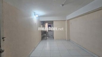 Phòng cửa sổ trời có hầm xe thang máy an ninh ngay Âu Cơ sát Q10