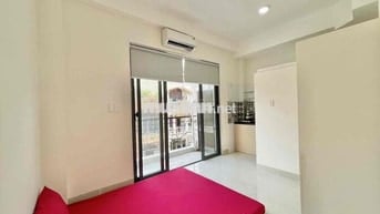 Phòng Ban Công Thoáng Mát Ngay Công Viên Lê Thị Riêng