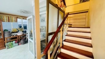 Cờ đến tay ai người đó phất, Thông Phong, Kinh doanh, mặt tiền rộng