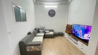 Chính chủ cho thuê nhà 3 tầng, 10 triệu, 3 ngủ,1 khách, 2 VS, nhà đẹp 