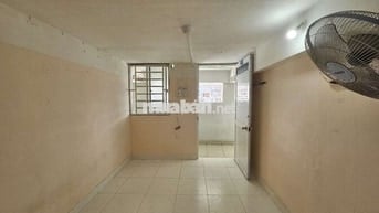 Phòng ban công giá rẻ ngqy vòng xoay Lê Đại Hành có thang máy