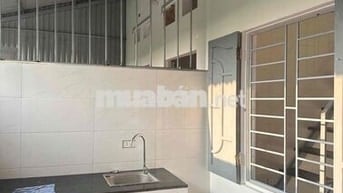 Nhà ở có sân thoáng đãng mới xây