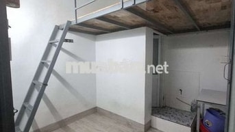 Phòng có gác cao, máy lạnh wc rieng Nơ Trang Long