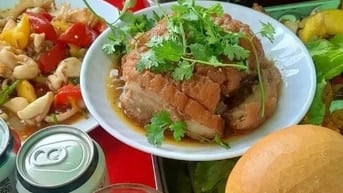 Cần tuyển Nữ Phục Vụ quán, từ 18-35 tuổi