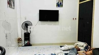 Phòng đẹp 25m2 có cửa sổ lớn, ban công