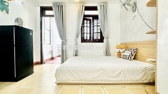 Thuê Căn Hộ Ban Công Tách Bếp Gần Khu Ẩm Thực Phan Xích Long, UTH,..