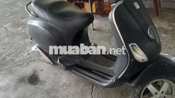 Xe vespa màu đen xe chạy bình thường ít xăng