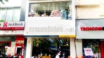 Cho thuê nhà mặt đường Hoàng Quốc Việt, Dt 45m2 x 5 tầng có Thang Máy