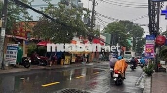 Gần bờ kè Tố Hữu xe hơi tới nơi! Nhà nát Bùi Đình Túy (5x18m) XD 4tầng