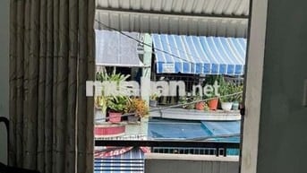 nhà nguyên căn còn 1 phòng ban công phù hợp 2 người ở giờ giấc tự do
