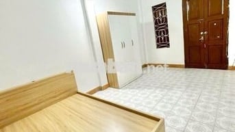 Bán nhà phố cự Lộc 85m2. Cách mặt phố 10m. 8 phòng. Giá 10.9 ty