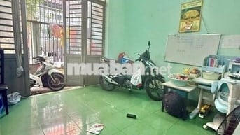 Nhà rộng 2 tầng ở ngay, gần Hồ Bơi Tây Thạnh.