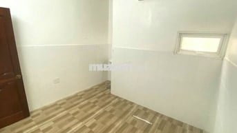 Phòng máy lạnh sạch đẹp, giáp Q10, ngay cạnh vòng xoay Lê Đại Hành
