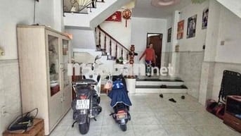 Nhà nguyên căn, hẻm xe hơi đậu trước nhà