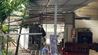Ông Thy gửi bán căn nhà cũ lụp xụp mặt tiền ngang 7m