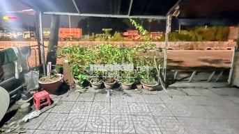 Nhà mặt tiền, có sân, 1 lầu, 2 PN, có nội thất sẵn (Long Thới, Nhà Bè)