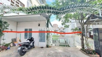 Chính chủ bán đất thổ cư 220m2, đường ô tô, trung tâm, sẵn nhà cấp 4