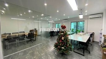 Cho thuê văn phòng tại Hoàng Văn Thái 60m2 nhà mới 100% siêu đẹp.