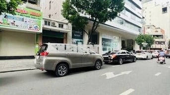 CHO THUÊ MẶT BẰNG TRỆT + LỬNG LÝ TỰ TRỌNG. Đối Diện Chợ Bến Thành