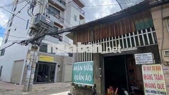 Nhà cấp 4 . gác lững . SHR . đất vuông Đẹp