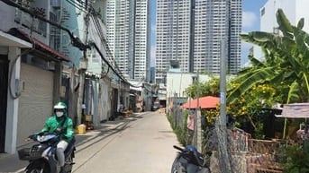Nhà hẻm xe hơi  .2 mt trước và sau 