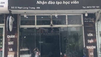 Tuyển nữ thợ phụ làm tóc ăn ở tại cửa hàng 