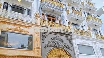 Nhà mới 100% ( 4 x 17 có 3 lầu 5pn 5wc sân thượng)