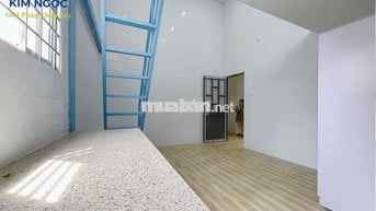 CHO THUÊ PHÒNG GÁC CAO RỘNG 40M2 NGAY BÊN XE AN SƯƠNG - CÓ CỬA SỔ TRỜI