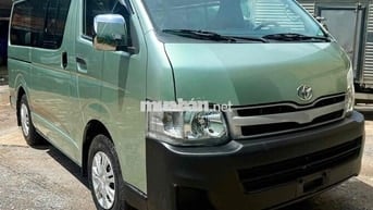 Toyota Hiace phom mới máy dầu tải VAN chạy giờ cấm