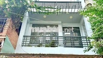 Cho thuê nhà 3 lầu làm VP có sân đậu ô tô nhà còn mới ngay gần GiGaMal
