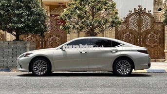 Lexus ES250 2022 - 28000km - 01 chủ giữ gìn, đi kỹ