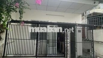 Nhà nằm ngay sát chợ Hiệp Bình chỉ vài bước chân.