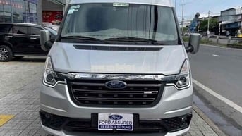 Ford Transit 2023. Bánh dự phòng chưa hạ.