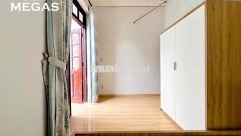 CĂN HỘ 2 PHÒNG NGỦ - 1 PHÒNG BẾP có BAN CÔNG - CỬA SỔ và FULL NỘI THẤT