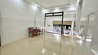 Cho thuê mặt bằng có sẵn cửa kính, máy lạnh – Phước Long – 6 tr/tháng