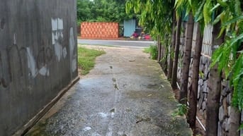 Bán đất có nhà cấp 4 thuận tiện xây mới
