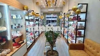 Cho thuê nhà 4 tầng mặt tiền Lê Độ ngay trung tâm