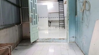 Sân rộng, nhà thoáng mát, cây xanh, điện nước riêng