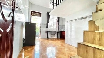 CĂN HỘ CÓ GÁC + BAN CONG CẦU THANG KẾT HỢP TỦ ĐỒ