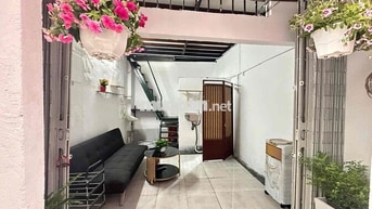 Nhà 1 trệt 1 lầu Ban công thoáng mát,