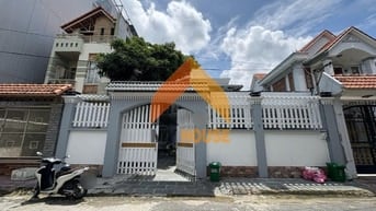 VILLA SÂN RỘNG Q2 NGAY CHÂN CẦU SG 4PN GIÁ SIÊU RẺ ĐANG TRỐNG SẴN