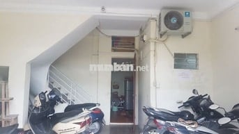 Còn 2 phòng vệ sinh khép kín, không chung chủ, có nóng lạnh điều hòa