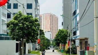 Bán đất DT 200m2, nằm trên trục đường chính 15m, sổ đỏ đầy đủ. 