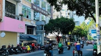 Bán gấp nhà MT Phường Bến Thành Q1 DT NH 6m x 30m Giá chỉ 350 triệu/m2