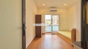 CHO THUÊ STUDIO BAN CÔNG NẰM SÁT BÊN QUẬN 1