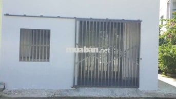 Nhà Kiệt Xe Tăng , 2 Ô tô tránh nhau vô tư