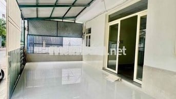 Nhà Sạch Mơi Sửa DT 8x15 Hẻm Rộng Xe Tải Gần Cầu Sắt 2Pn 1Wc Sân Rộng