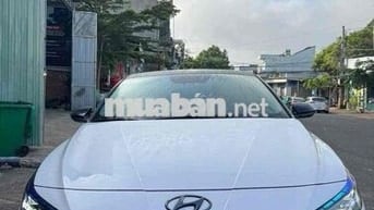 Hyundai Elantra 2023 1.6 AT Đặc biệt - xe gia đình